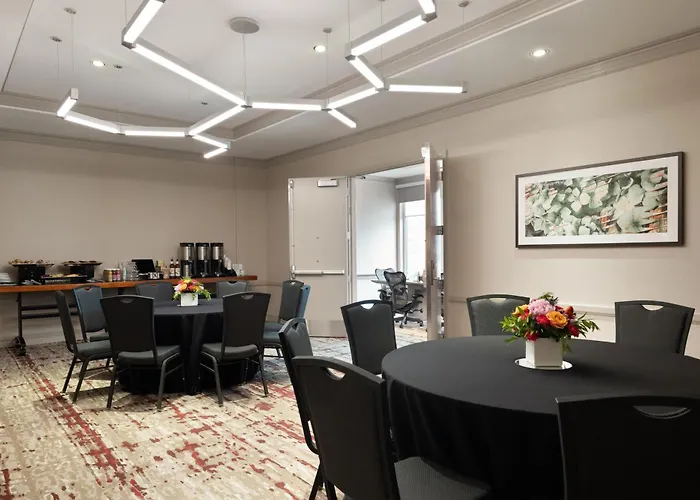 Hilton Garden Downtown/magnificent Mile Hotel 3*